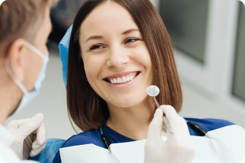 Patiente adulte souriante lors d’une consultation d’orthodontie