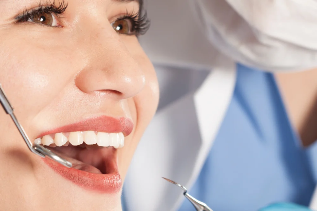 Examen de la bouche au miroir pendant une consultation