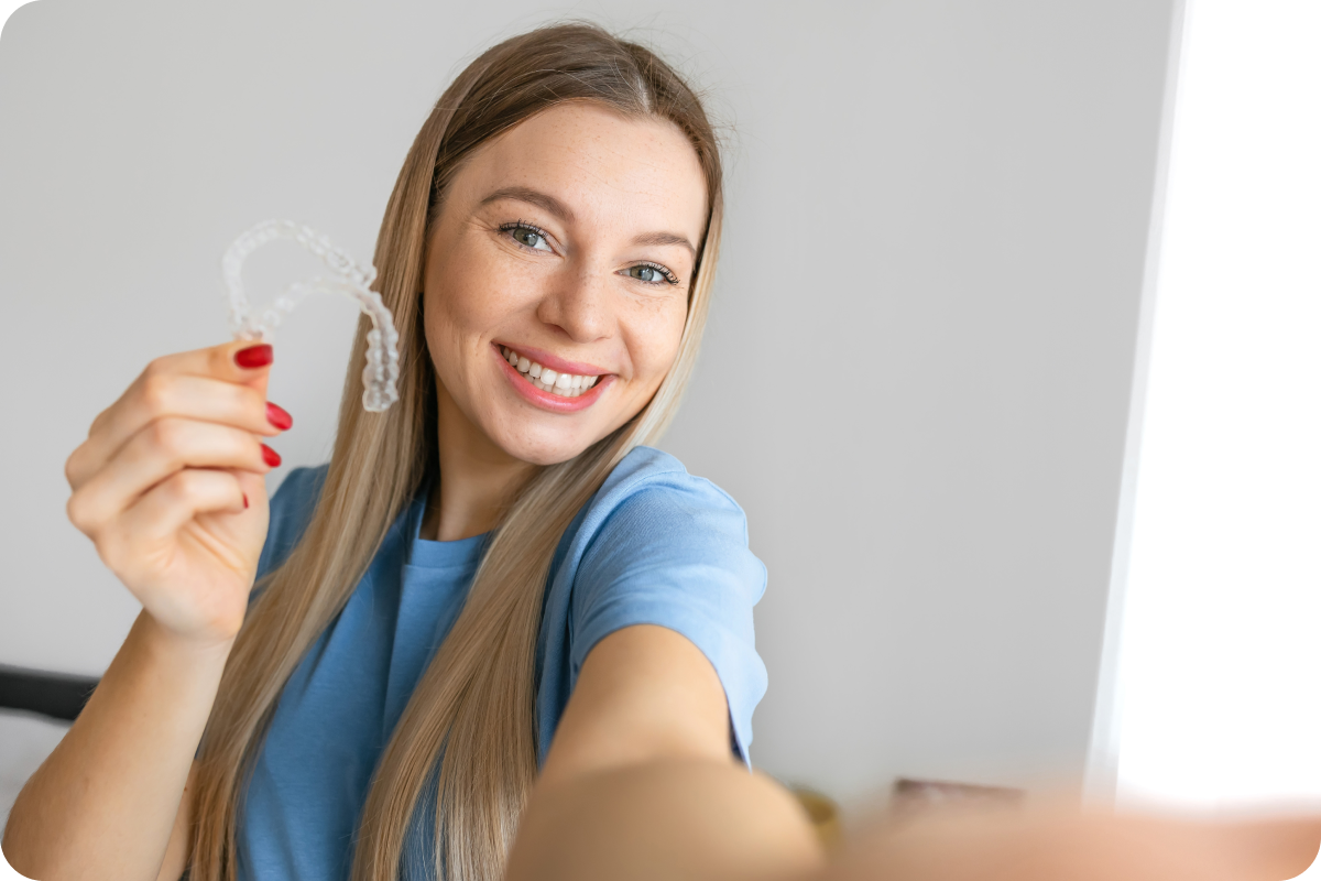 Jeune femme tenant sa gouttière orthodontique transparente