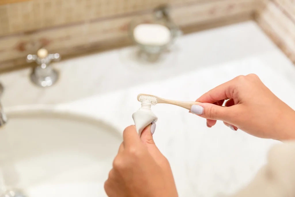 Nettoyage d’un appareil amovible à la brosse au-dessus du lavabo