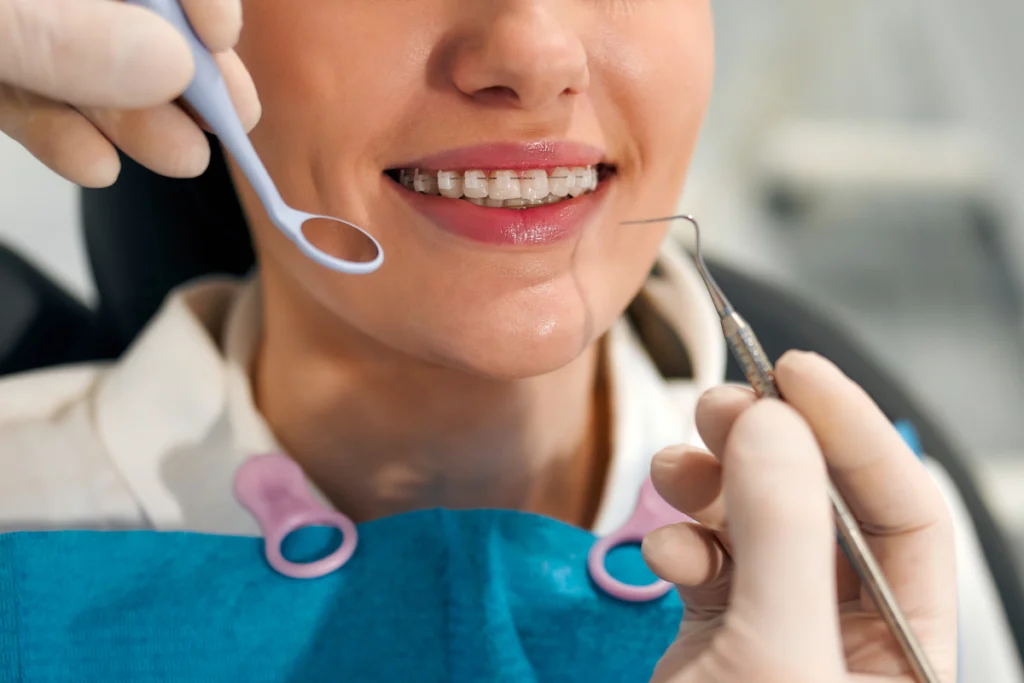 Adolescente examinée au fauteuil lors d’un contrôle orthodontique